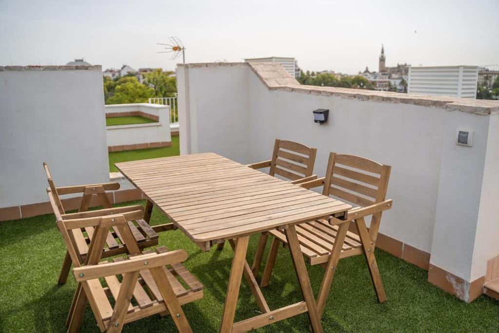 Optimus Corazon De Triana Apartment Sevilla Bagian luar foto