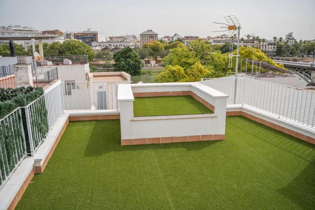 Optimus Corazon De Triana Apartment Sevilla Bagian luar foto