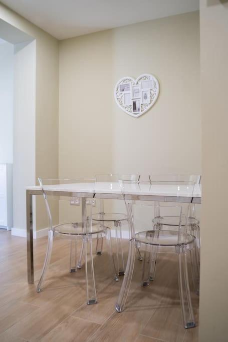 Optimus Corazon De Triana Apartment Sevilla Bagian luar foto
