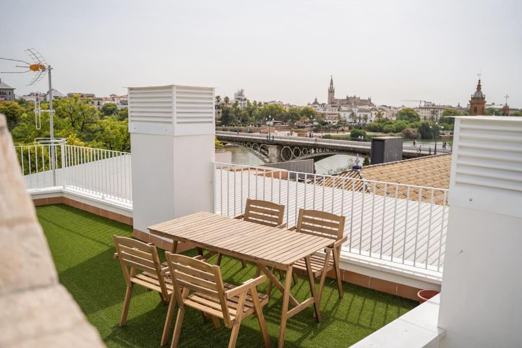 Optimus Corazon De Triana Apartment Sevilla Bagian luar foto